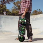 Neon Lizard Skateboard<br><div class="desc">Cool aussehendes buntes Skateboard mit neonfarbigen Konturen von Eidechsen Set auf schwarzem Hintergrund,  hellgrüner Text liest Neon Lizard. Der Text ist anpassbar,  um alles zu lesen,  was Sie gewollt haben. Das ist ein tolles Geschenk für jeden Reptilienliebhaber.</div>