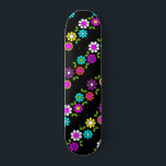 Neon Modern Floral Muster Skateboard<br><div class="desc">Dieses moderne Design zeichnet sich durch ein buntes Neon-Blumenmuster aus #Skate #skateboard #Skater #skateboarding #sports #fun #outdoor #games #gifts #gift #giftsforher #girdie #floral</div>