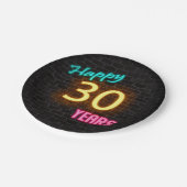 Neon Nummer 30 auf Ziegelwand Pappteller (Schrägansicht)