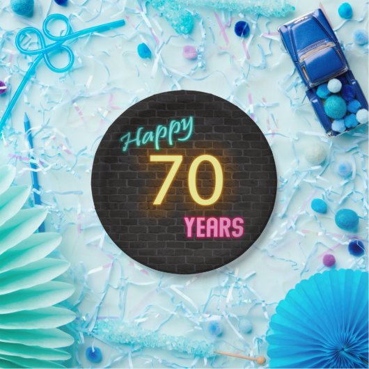 Neon Nummer 70 auf Ziegelwand Pappteller (Party)