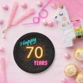 Neon Nummer 70 auf Ziegelwand Pappteller (Party)