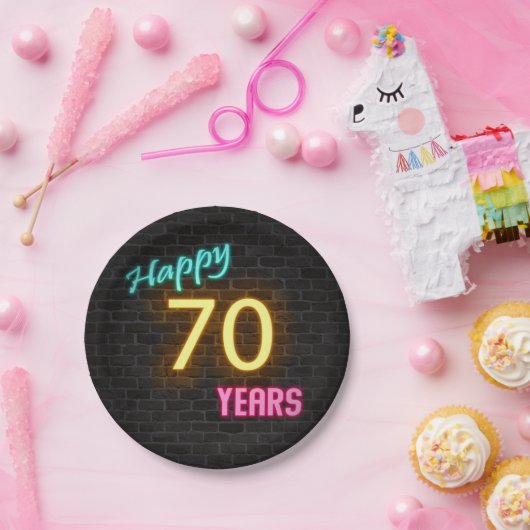 Neon Nummer 70 auf Ziegelwand Pappteller (Party)