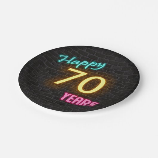 Neon Nummer 70 auf Ziegelwand Pappteller (Schrägansicht)