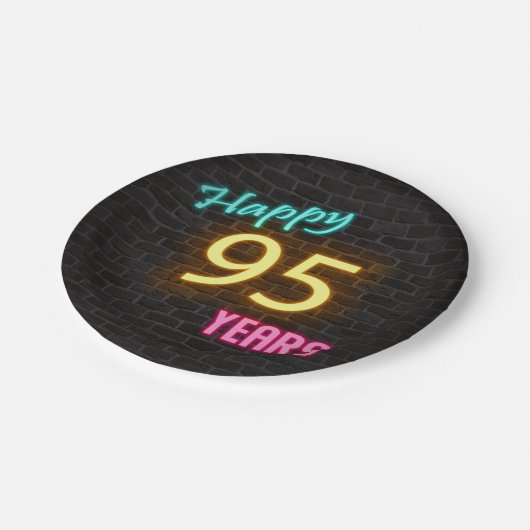 Neon Nummer 95, Schild an der Backsteinwand Pappteller (Schrägansicht)