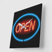 Neon offenes Schild. Quadratische Wanduhr (Winkel)