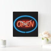 Neon offenes Schild. Quadratische Wanduhr (Zuhause)