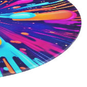 Neon Paint Explosion auf dunkler Leinwand Schneidebrett (Ecke)