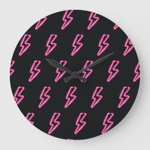 Neon Pink Blitze: Dunkler Hintergrund. Große Wanduhr