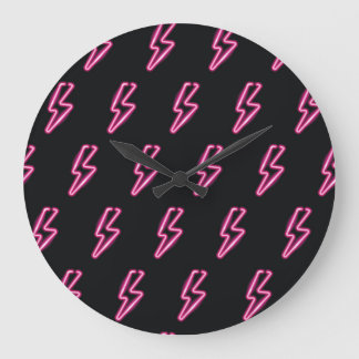 Neon Pink Blitze: Dunkler Hintergrund. Große Wanduhr