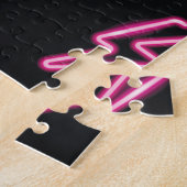 Neon Pink Blitze: Dunkler Hintergrund. Puzzle (Seite)