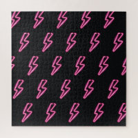 Neon Pink Blitze: Dunkler Hintergrund.
