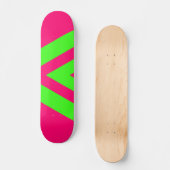 Neon Pink & Green Zigzag Skateboard – Customizable (Vorderseite)