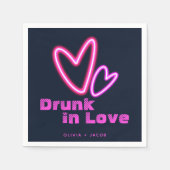 Neon Pink Hearts Betrunken in Liebe Brautparty Serviette (Vorderseite)