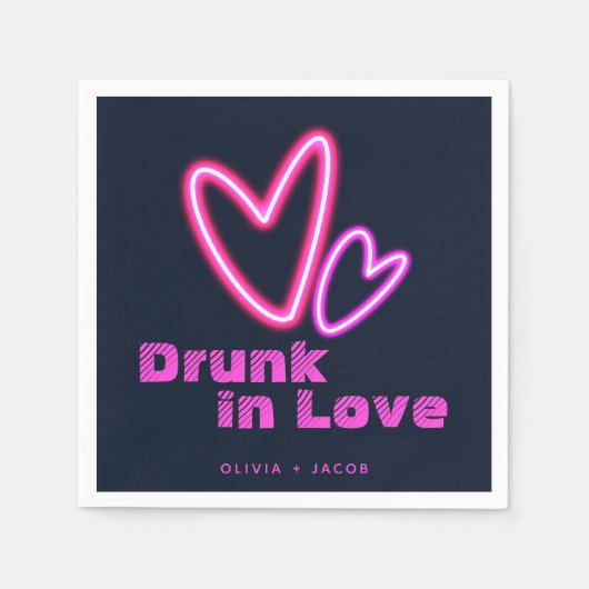 Neon Pink Hearts Betrunken in Liebe Brautparty Serviette (Vorderseite)