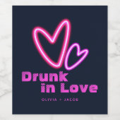 Neon Pink Hearts Betrunken in Liebe Hochzeit Weinetikett (Einzelnes Label)