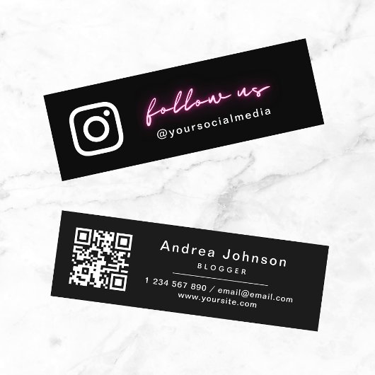 Neon Pink Minimal Folgen Sie uns Social Media & QR Mini Visitenkarte