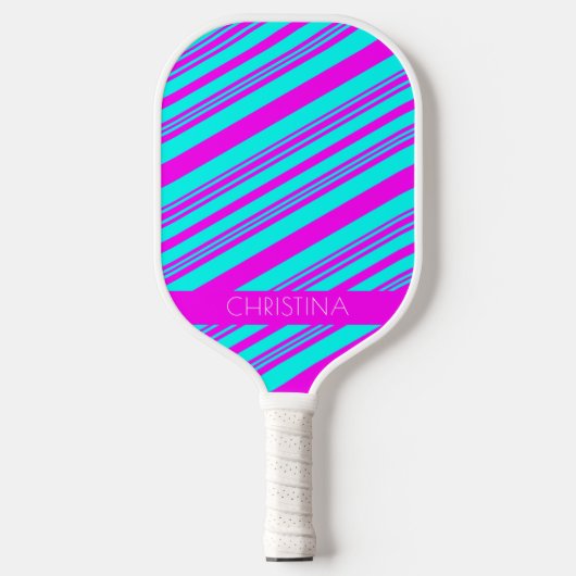 Neon Pink und Blue Stripes Trendy Stilvoller Name Pickleball Schläger (Vorderseite)