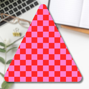 Neon-Pink und Rot kariert Schachbrett Retro Dreieckiger Aufkleber