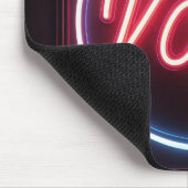 Neon Pink Vote-Zeichen auf schwarz Mousepad (Ecke)