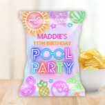 Neon Pool Party Chip Bag Wrapper Flyer<br><div class="desc">Fügen Sie Ihren Snacks mit unseren Pool Party Chip Bag Wrappers etwas Flair hinzu! Mit einem lebhaften Neondesign, das alle unterhaltsamen Elemente eines Party präsentiert - von einer glühenden Sonne und Palme über Schwimmbecken und Flamingos bis hin zu Schwimmbecken - werden diese Wrapper bei Ihrer Veranstaltung sicher einen Glanz finden....</div>