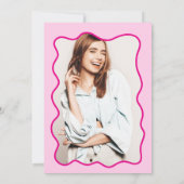 Neon rosa Kurve quiggle wavy Foto Sweet 16 Einladung (Rückseite)