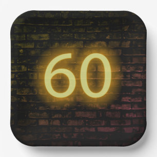 Neon-Schild '60. Geburtstag' auf Backsteinmauer  Pappteller