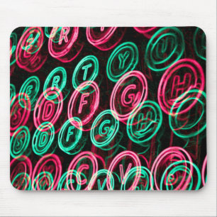 Neon-Schreibmaschinenschlüssel nah Mousepad