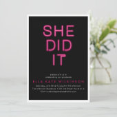 Neon- sie hat die Einladung zur Graduiertenparty g (Stehend Vorderseite)