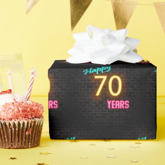 Neon Sign on Brick zum 70. Geburtstag Geschenkpapier (Geburtstagsparty)