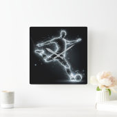 Neon Soccer Player auf schwarz Quadratische Wanduhr (Zuhause)