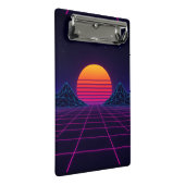 Neon Sunset Grid - Retro-Futuristische Synthwave S Mini Klemmbrett (Schrägansicht)