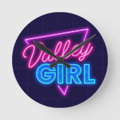 Neon Valley Girl Runde Wanduhr (Vorderseite)