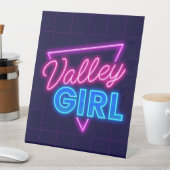Neon Valley Girl Sockelschild (In Situ)
