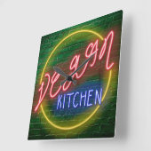 Neon Vegan Kitchen Sign Quadratische Wanduhr (Winkel)
