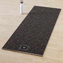 Neon Wildblumen auf schwarz, Mit Monogramm Yogamatte