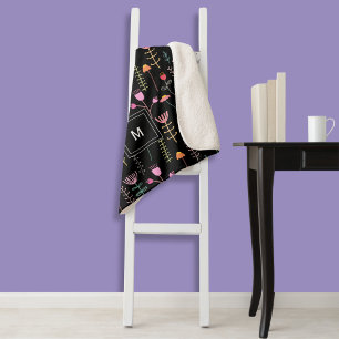 Neon-Wildblumen auf Schwarz, monogrammiert  Sherpadecke