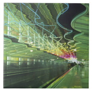 Neonbeleuchtung im Korridor des O'hare Airport, Fliese