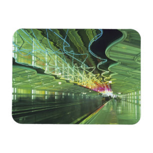 Neonbeleuchtung im Korridor des O'hare Airport, Magnet