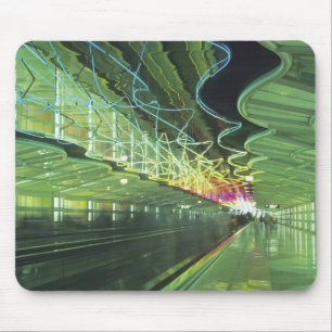 Neonbeleuchtung im Korridor des O'hare Airport, Mousepad