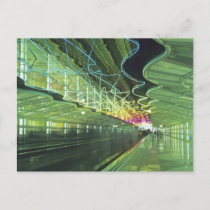 Neonbeleuchtung im Korridor des O'hare Airport, Postkarte