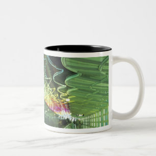 Neonbeleuchtung im Korridor des O'hare-Flughafens, Zweifarbige Tasse