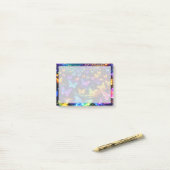 Neonfarbener Notizzettel mit Schmetterlingsmotiv (Auf Schreibtisch)