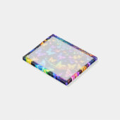 Neonfarbener Notizzettel mit Schmetterlingsmotiv (angewinkelt)