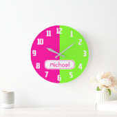 Neonfarbenrosa-Monogramm Große Wanduhr (Zuhause)