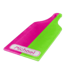 Neonfarbenrosa-Monogramm Schneidebrett