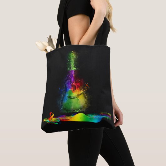 Neonfarbgitarre und -Musiknote auf schwarzer Tasche (Von Nahem)