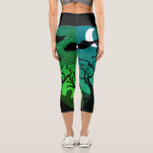 Neongrüner und Spuk Friedhof Halloween Capri Leggings (Rückseite)