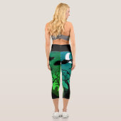 Neongrüner und Spuk Friedhof Halloween Capri Leggings (Rückseite)