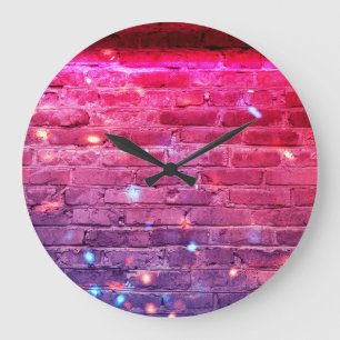 Neonlicht: leere Backsteinwand. Große Wanduhr