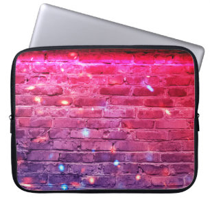 Neonlicht: leere Backsteinwand. Laptopschutzhülle